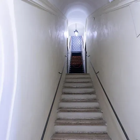 Apartment Barberini Close To Fontana Di Trevi Rome