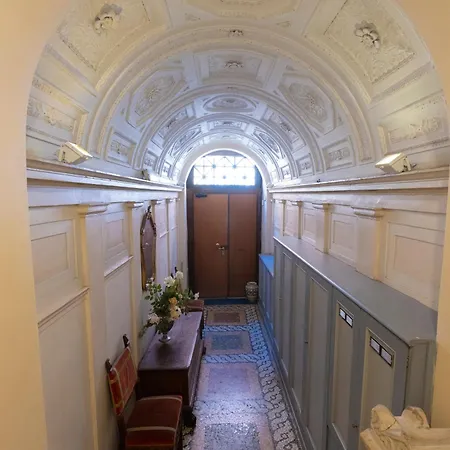 Apartment Barberini Close To Fontana Di Trevi Rome