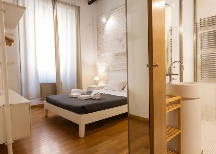 Barberini Close To Fontana Di Trevi