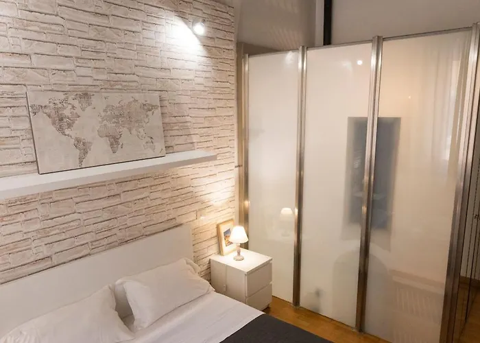 Barberini Close To Fontana Di Trevi Rzym